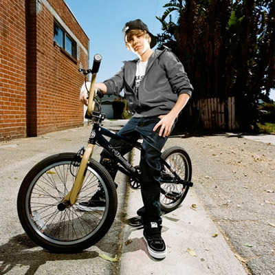 Cadou, Justin iti ofera o bicicleta nou-nouta.