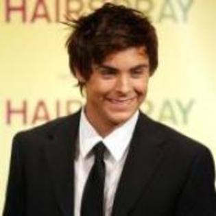 TUVGWCVLIAYIITJICRO - poze zac efron