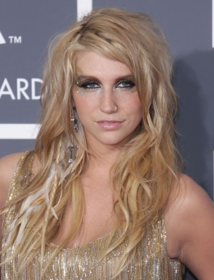 normal_32142-kesha-at-52nd-annual-grammy-awards-191-122-4 - Pt o pri buna Avril98