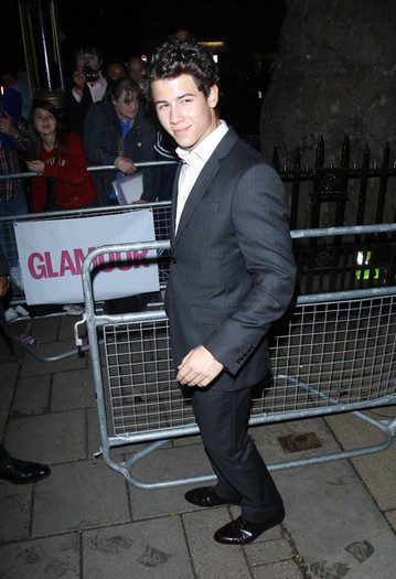 Nick+Jonas+arrives+2010+Glamour+Women+Year+BvxTiAKa7KWl - Arriving at Queens Theatre for Les Miserables Rehearsals