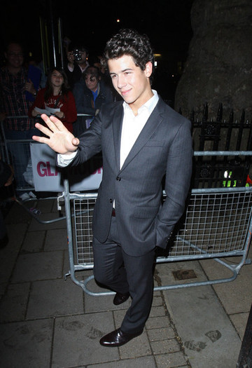 Nick+Jonas+arrives+2010+Glamour+Women+Year+r1xjM-dU_VIl