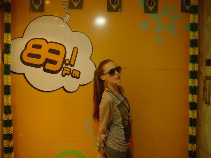 BelindaPhotosCom_En_Radio_89_1_FM_Brasil_(4)