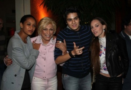 normal_BelindaPhotosCom_Cenando_Brasil_(2)