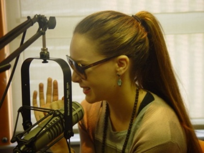 normal_BelindaPhotosCom_En_Radio_89_1_FM_Brasil_(1)