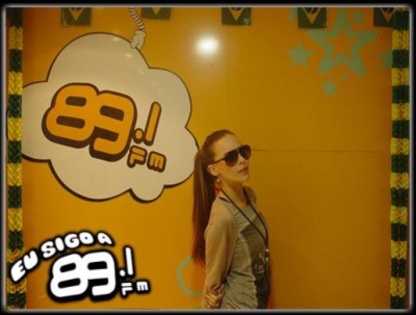 normal_BelindaPhotosCom_En_Radio_89_1_FM_Brasil_(13)
