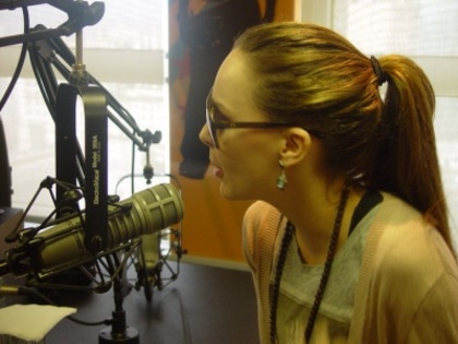 normal_BelindaPhotosCom_En_Radio_89_1_FM_Brasil_(15)