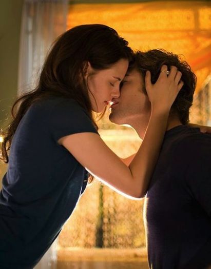 bella-edward-kissing - Twilight Amurg
