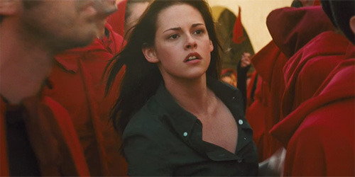 bella-running-in-square - Twilight New Moon