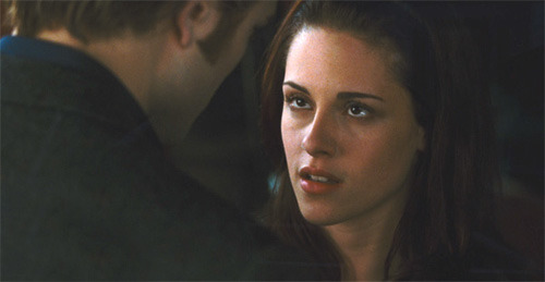 new-moon-bella-staring
