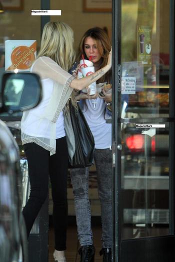 007 - Miley Cyrus - La Robek s Juice in LA