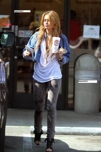 009 - Miley Cyrus - La Robek s Juice in LA