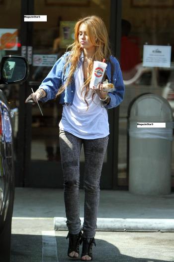 012 - Miley Cyrus - La Robek s Juice in LA