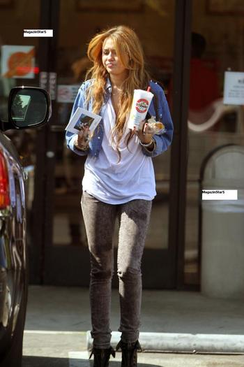 013 - Miley Cyrus - La Robek s Juice in LA