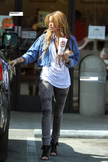 014 - Miley Cyrus - La Robek s Juice in LA
