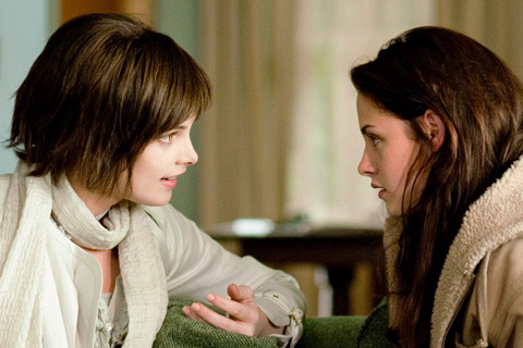 alice-cullen-bella-swan-couch-480x320 - Alice Cullen