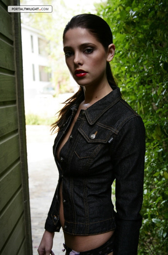 DIJWPLXCQCKQBWBKECE - Ashley Greene