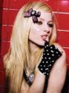 CAZ64FN5 - Avril Lavigne