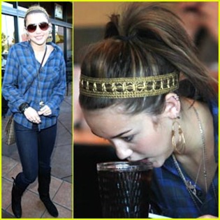 miley-cyrus-slurping-sweet