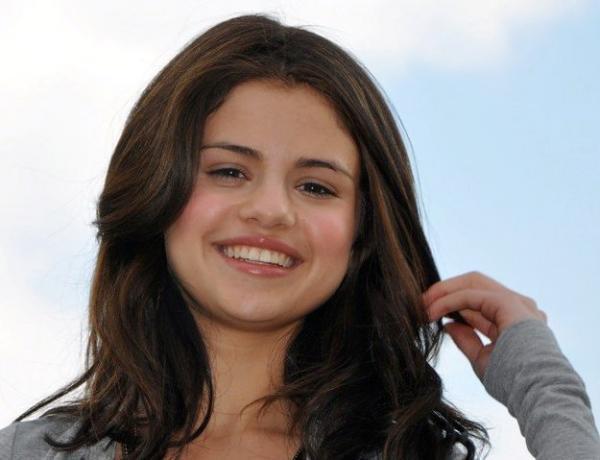 2e4j3py - selena gomez