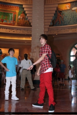 normal_18 - 0_0 Justin spends his day in Atlantis before his concert 0_0