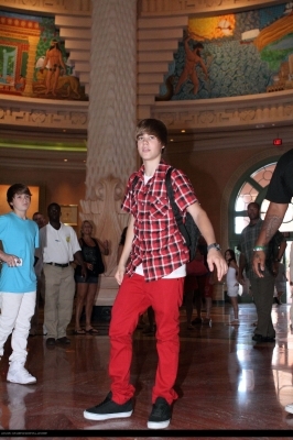 normal_19 - 0_0 Justin spends his day in Atlantis before his concert 0_0