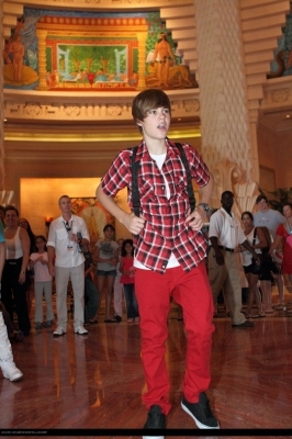 normal_22 - 0_0 Justin spends his day in Atlantis before his concert 0_0