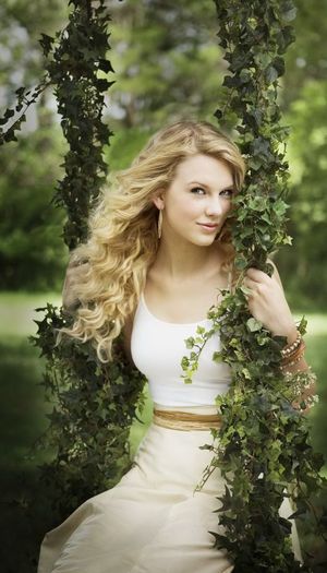  - Ce elemente nu trebuie sa iti lipseasca din garderopa daca vrei sa te imbraci ca Taylor Swift
