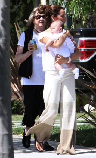 i9qf0s0qrrrs0srq - Ashley Tisdale cu un bebe in brate