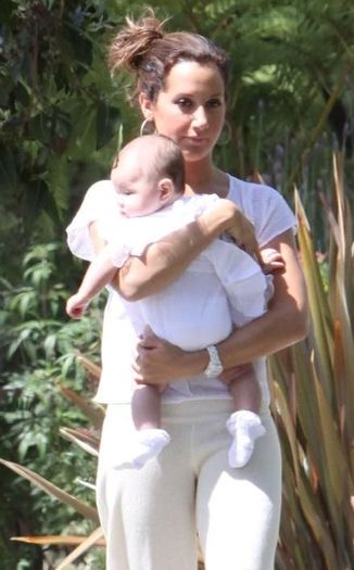 ehocbwaf1lhh1fhb - Ashley Tisdale cu un bebe in brate