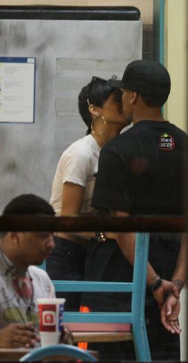 chris kiss rihanna