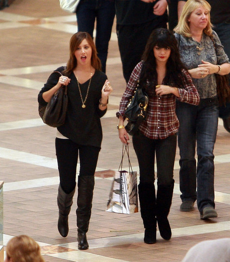 Vanessa Hudgens Ashley Tisdale Shopping Black 8DBhAjkSCjEl - ashley si vanessa