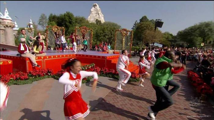 vanessa-hudgens_NET-disneychristmasparade2007-0080