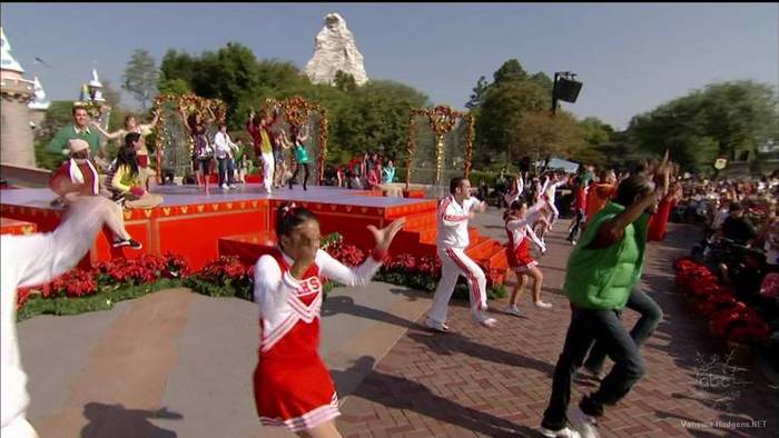 vanessa-hudgens_NET-disneychristmasparade2007-0081