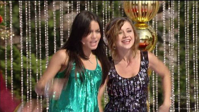 vanessa-hudgens_NET-disneychristmasparade2007-0082