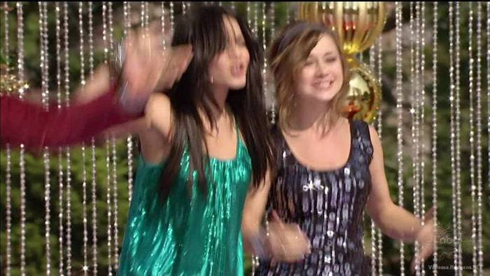 vanessa-hudgens_NET-disneychristmasparade2007-0084