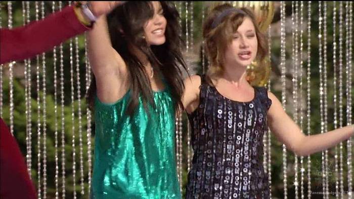 vanessa-hudgens_NET-disneychristmasparade2007-0086