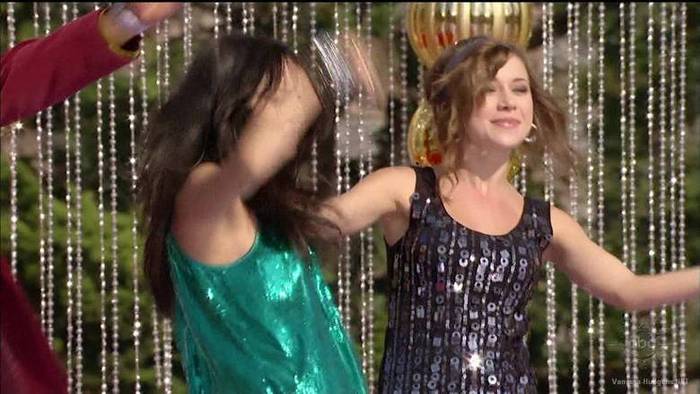 vanessa-hudgens_NET-disneychristmasparade2007-0089