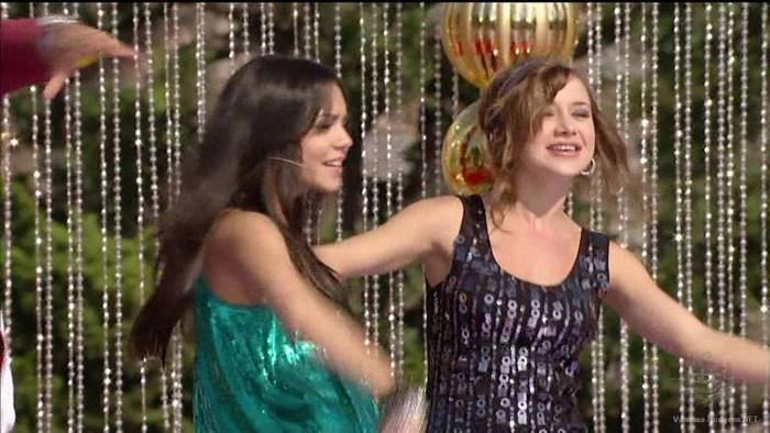 vanessa-hudgens_NET-disneychristmasparade2007-0091