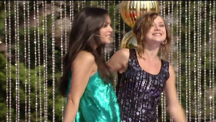 vanessa-hudgens_NET-disneychristmasparade2007-0094