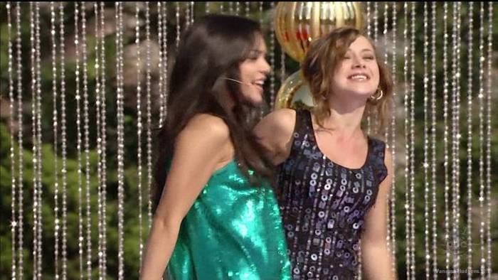 vanessa-hudgens_NET-disneychristmasparade2007-0095