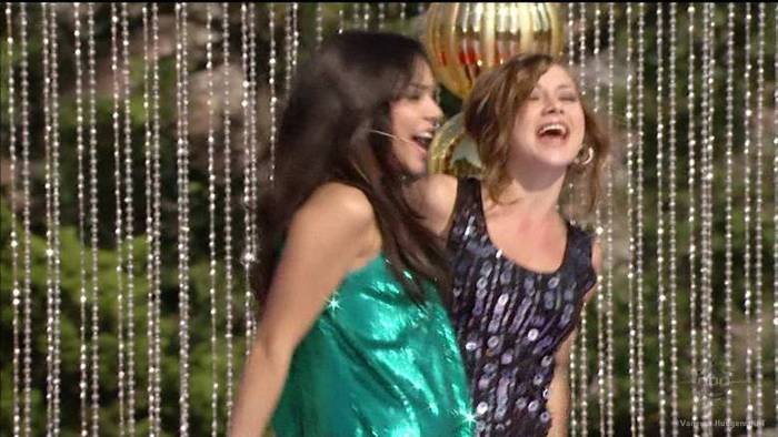 vanessa-hudgens_NET-disneychristmasparade2007-0096