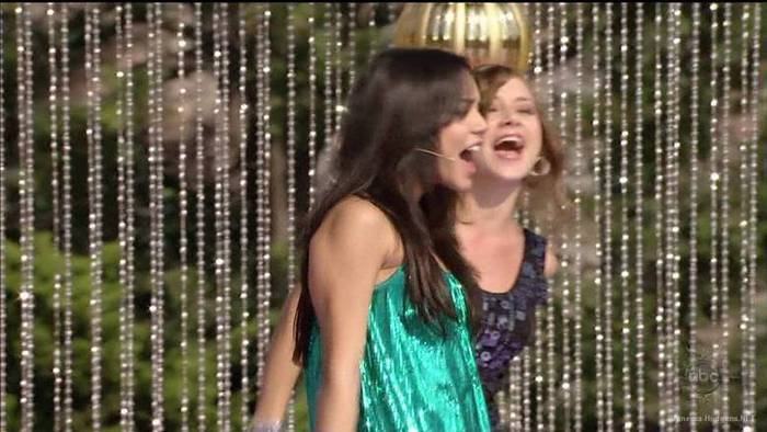 vanessa-hudgens_NET-disneychristmasparade2007-0098