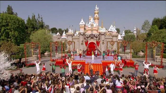 vanessa-hudgens_NET-disneychristmasparade2007-0100