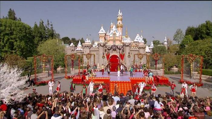 vanessa-hudgens_NET-disneychristmasparade2007-0101
