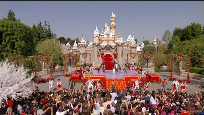 vanessa-hudgens_NET-disneychristmasparade2007-0102