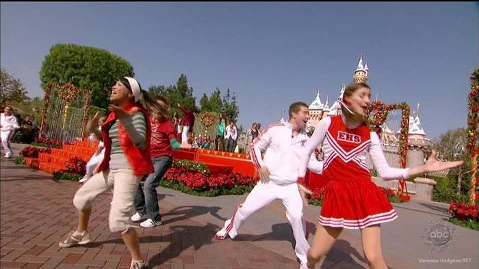 vanessa-hudgens_NET-disneychristmasparade2007-0103