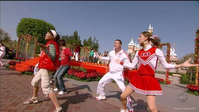 vanessa-hudgens_NET-disneychristmasparade2007-0104