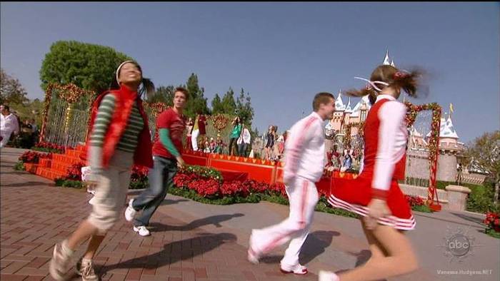 vanessa-hudgens_NET-disneychristmasparade2007-0105