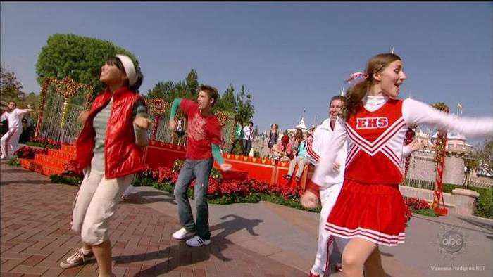 vanessa-hudgens_NET-disneychristmasparade2007-0106