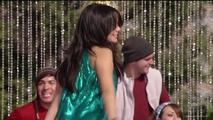vanessa-hudgens_NET-disneychristmasparade2007-0110